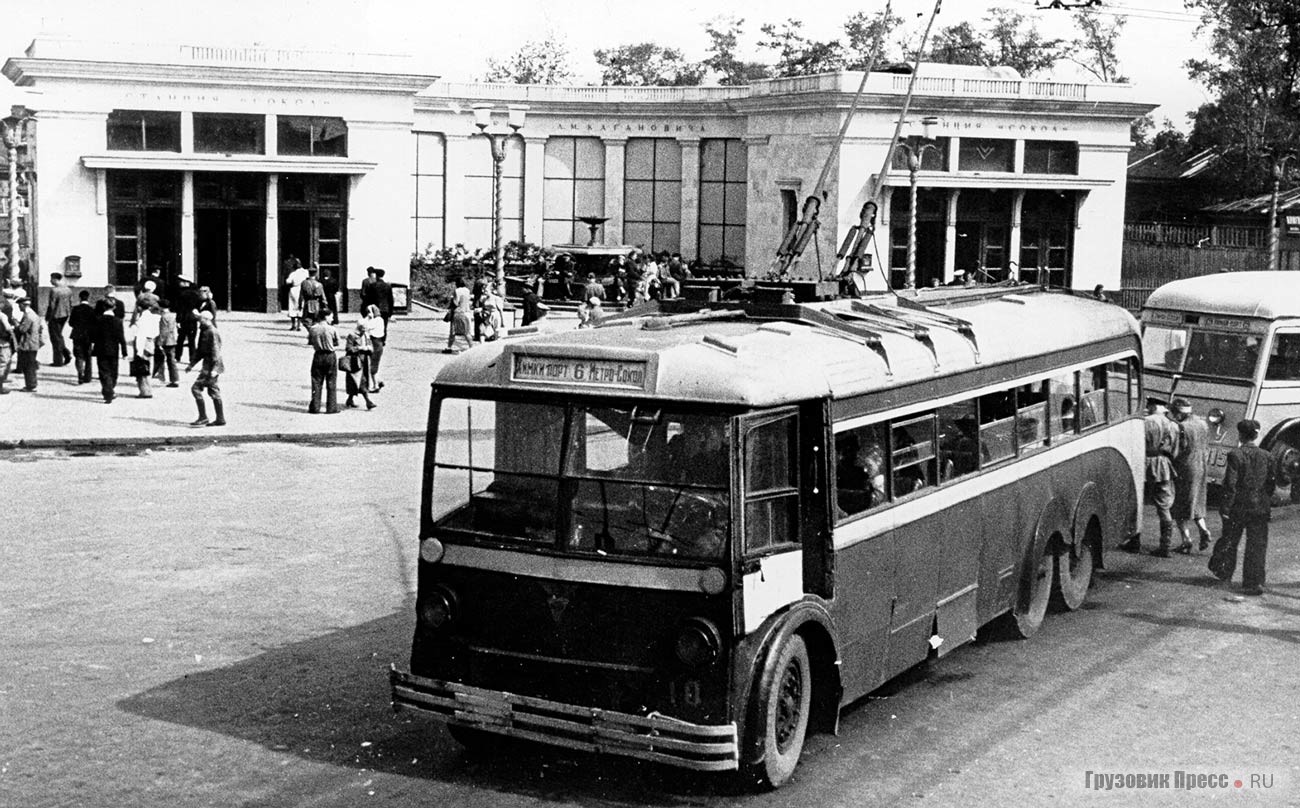 Символический бортовой № 10 был присвоен английскому троллейбусу вскоре после того, как первый № 10, носивший ЛК-2, был подарен Ленинграду
