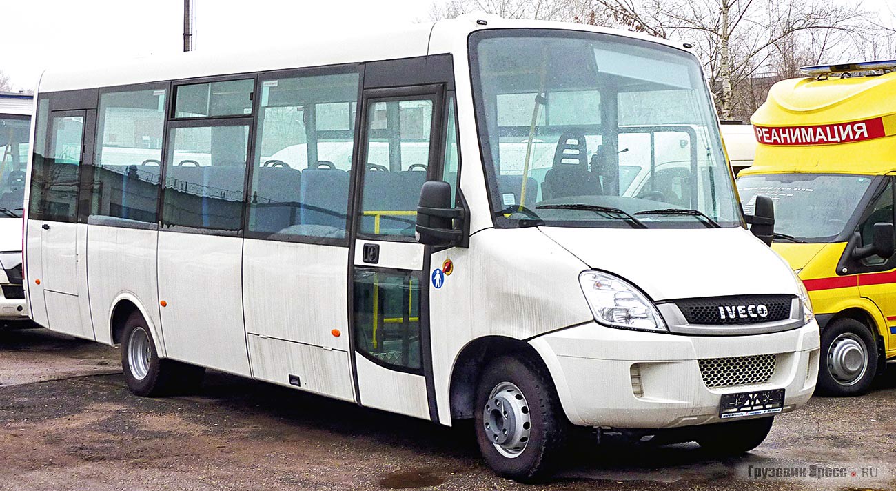 Кроме городской модификации «Феникса», в 2014 г. в Коломне был представлен пригородный автобус с большим числом посадочных мест и ровным полом на всём протяжении салона