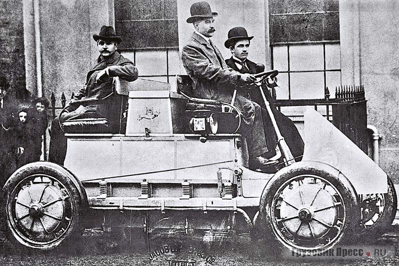 Выпущенный австрийской фирмой K.u.K Hof-Wagenfabrik Jacob Lohner & Co. в 1900 г. электромобиль системы Lohner-Porsche приводился в движение четырьмя сепаратными встроенными в колёса электромоторами. Его незаслуженно считают первым с колёсной формулой 4х4