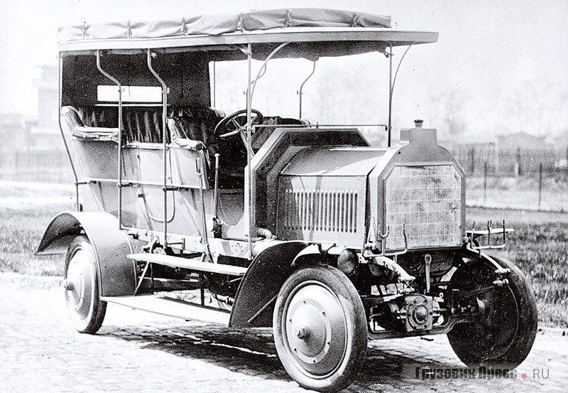 Первый пассажирский внедорожник – 35-сильный Daimler-Marienfelde Kolonialwagen испытывали в Юго-Западной Африке. С 1907 по 1910 г. он прошёл без поломок 10 000 км, что по тем временам считалось достижением