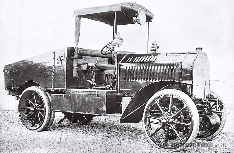 Полноприводный тягач Austro-Daimler M.08 с двигателем мощностью 80 л.с. – дальнейшее развитие ранних конструкций. Принят на вооружение в армию Австро-Венгрии в 1909 г. под индексом M.09