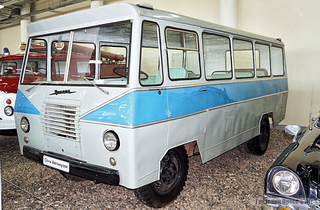А этот автобус забавного многоугольного вида не что иное, как редчайший автобус «Уралец». Если судить по салону, то представлен он в версии «Автоклуб» и называется [b]«Уралец-66АС»[/b]. Всего же с 1967 по 1979 год было выпущено чуть более 8000 автобусов в различных модификациях