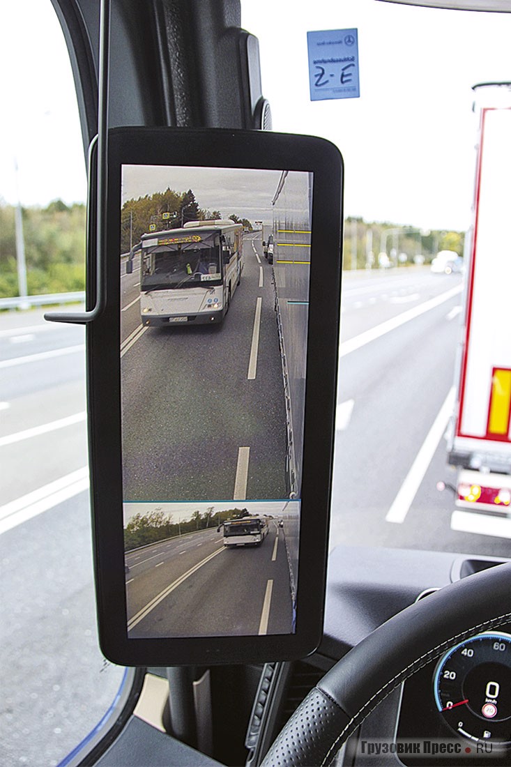 У электронных зеркал MirrorCam кроме изображения присутствует разметка границ транспортного средства и безопасной дистанции. Нижняя линия обозначает край габарита полуприцепа, другие формируют безопасный динамический коридор при выполнении обгона или перестроении, указывая дистанцию 30, 50 или 100 метров