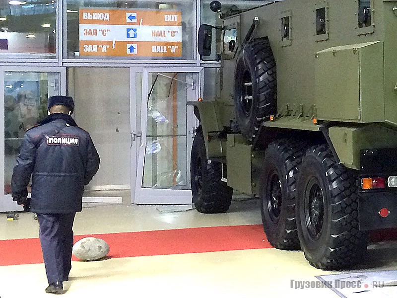 Полицию после аварии звать не пришлось. Она прибыла с соседнего стенда.