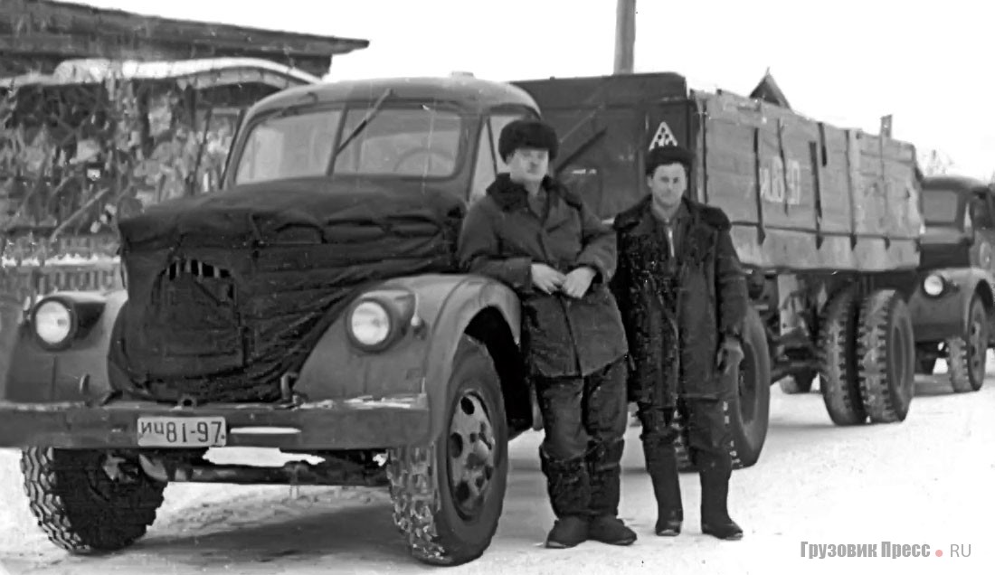 Экземпляр автопоезда № иц 81-97 в составе тягача УралЗИС-355М и полуприцепа-арбы изготовления Шатровского АТХ. Задний мост и мост полуприцепа взяты от ЗИЛ-164, укомплектованы резиной 9,00-20. Тормозная система автопоезда пневматическая. г. Шатрово Курганской области, начало 1960-х