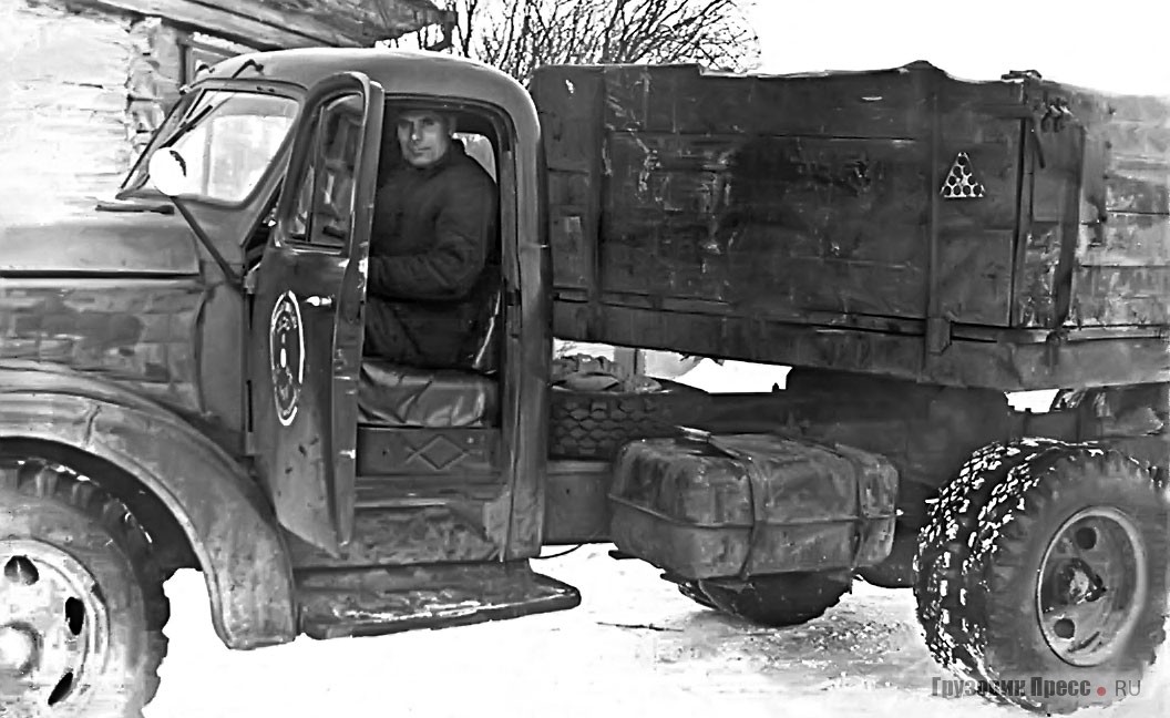 УралЗИС-355М с арбой изготовления Звериноголовского АТХ. Хорошо видны самодельное опорно-сцепное устройство, закреплённое горизонтально запасное колесо, «неродные» бензобак большей ёмкости и дверцы кабины от ГАЗ-51А. За рулём – П.Ф. Лебедев. Райцентр Звериноголовское Курганской области, середина 1960-х