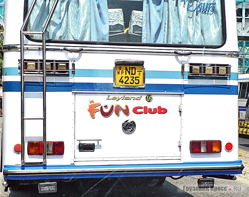 Наклейка свидетельствует о том, что водитель состоит в символическом «весёлом фан-клубе» автобусов Leyland