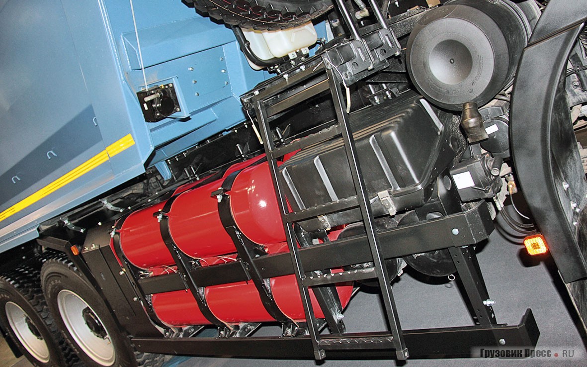 Система хранения газа состоит из сборки бесшовных стальных баллонов высокого давления первого типа, производства Vitkovice (Чехия) объёмом 1164 л (279 м[sup]3[/sup]). Эффективный объём топлива – 173 кг. Рабочее давление – 20 МПа