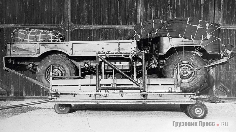 Опытный десантный автомобиль ГАЗ-66Б конструкции Горьковского автозавода на парашютной платформе