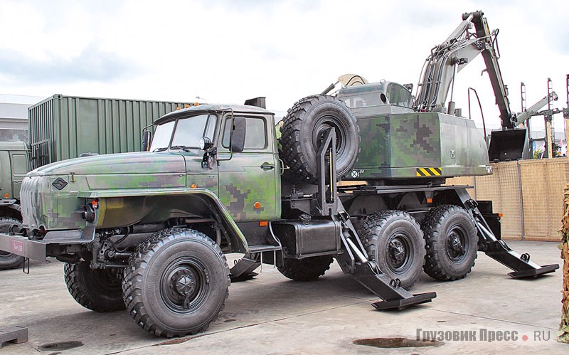 Модернизированные войсковые экскаваторы ЭОВ-3521М-1 (шасси «Урал-4320-1058-31») поставляются в ВС РФ с 2007 г. Образец, продемонстрированный на «Армии-2020», был изготовлен в октябре 2018 г. (серийный номер 0034)