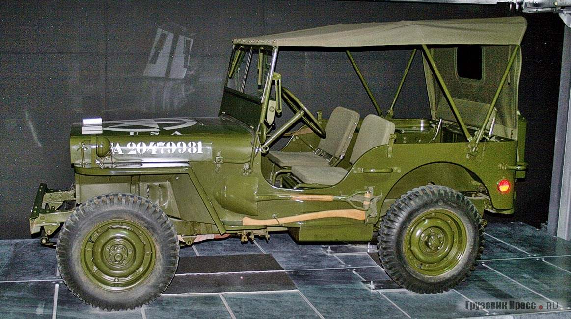 [b]Willys MB[/b] (1941 г.). В Люцерне есть и легендарный американский джип времен Второй мировой войны Willys MB грузоподъёмностью 250 кг. В 1941–1945 гг. его производили компании Ford и Willys-Overland Motors. Выставленный в музее экземпляр сохранился в аутентичном виде, с 4-цилиндровым 2,2-литровым мотором и 3-ступенчатой коробкой передач. Потенциала мотора в 60 л.с. хватало для того, чтобы разогнать автомобиль до скорости 104 км/ч