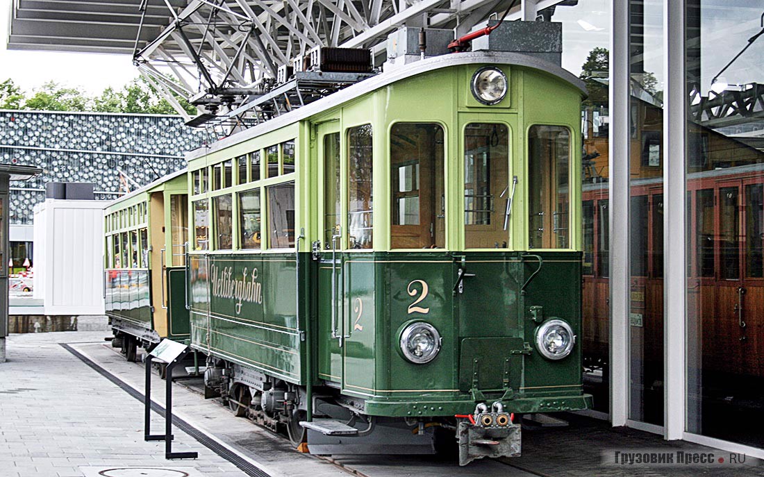 [b]Трамвайный вагон Се 2/2 Häde[/b] со смещаемым пантографом, который курсировал между Цюрихом и Уэтлибергом c 1923 г. В 1924-м появился вагон № С41, который возил группы туристов на экскурсии вплоть до 1995 г. Трамвай был рассчитан на 24 пассажира на сиденьях и 10 стоящих человек и весил 18,3 т. Электромотор мощностью 145 кВт позволял развивать максимальную скорость 35 км/ч