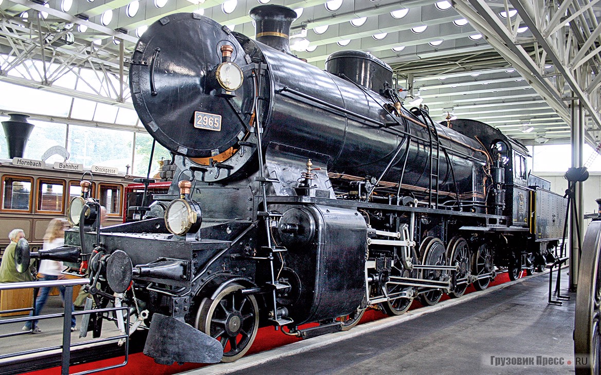 [b]«Слон»[/b] – один из лучших швейцарских представителей эпохи транспортных средств, приводимых в движение паром. Это последний большой швейцарский паровоз C 5/6 Elephant № 2965, изготовленный в 1916 г. компанией SLM Schweiz Lokomotive und Maschinenfabrik из Винтертура. При массе 128,4 т он буксировал угольные брикеты в тендере, а также воду. Развивал максимальную скорость 65 км/ч. В 1913 г. он стал самым большим паровозом, когда-либо построенным для швейцарских железных дорог и поступившим в эксплуатацию