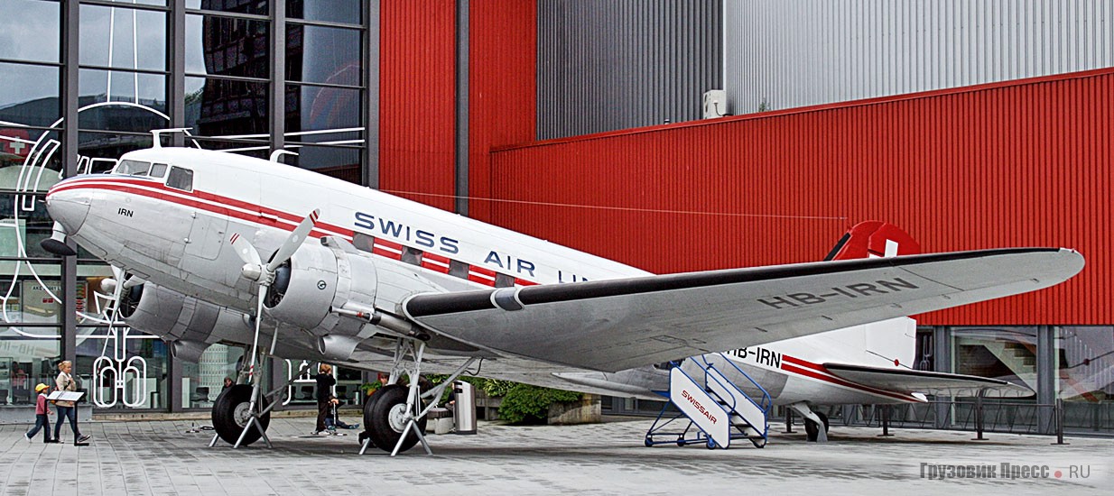[b]Douglas DC-3[/b] (1945 г.). Самый успешный транспортный самолёт за всю историю швейцарских перевозок – «Дуглас DC-3». Между 1935 и 1945 г. было построено приблизительно 13 000 моделей DC-3s, из которых несколько сотен летают до сих пор. В 1939-м DC-3 составлял 90% воздушного транспорта всего мира! Между 1937 и 1964 г. в общей сложности 16 различных DC-3s имели цвета SwissAir. Сегодня эти самолёты всё ещё в строю