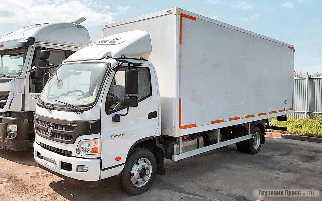 Foton Aumark С8215 (BJ1089) получил широкую популярность благодаря высокой надёжности и невысокой цене. Под откидывающейся кабиной дизельный двигатель Cummins мощностью 152 л.с. и объёмом 3,8 л. Он соответствует нормам Euro 4. Для российского рынка предусмотрен подогрев масла и ДТ, что упрощает запуск двигателя в зимний период. Поставляется грузовик с несколькими типами кузова: бортовой платформой с КМУ, промышленным или изотермическим фургоном. Шасси позволяет установить кузов длиной до 6,2 м. Грузоподъёмность Foton Aumark BJ 1089 составляет 5000 кг