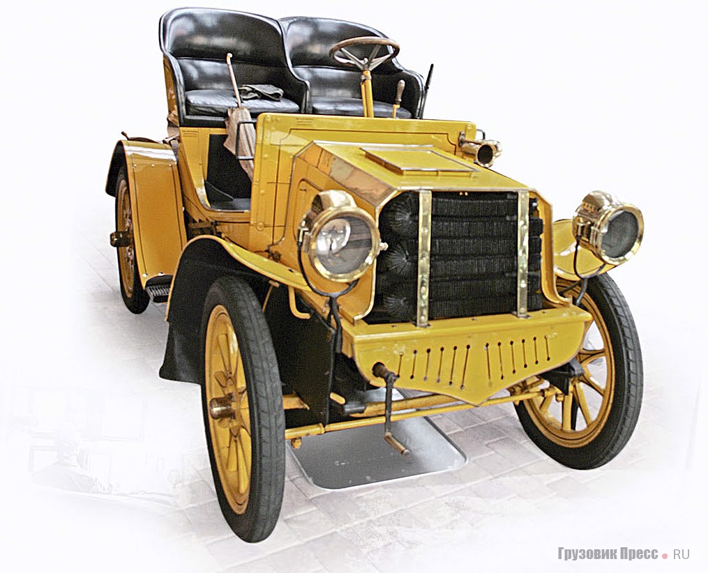 Benz Spider 1902 г. имел довольно скромные размеры: длина – 3050 мм, ширина – 1550 и высота – 1650 мм. Двухместный автомобиль массой 870 кг развивал скорость 60 км/ч. Это стало возможным благодаря двухцилиндровому оппозитному мотору, расположенному спереди. Он развивал мощность 15 л.с. при 1100 мин[sup]-1[/sup] при рабочем объеме 2945 см[sup]3[/sup], диаметре цилиндра 125 мм, ходе поршня 120 мм и поплавковом карбюраторе