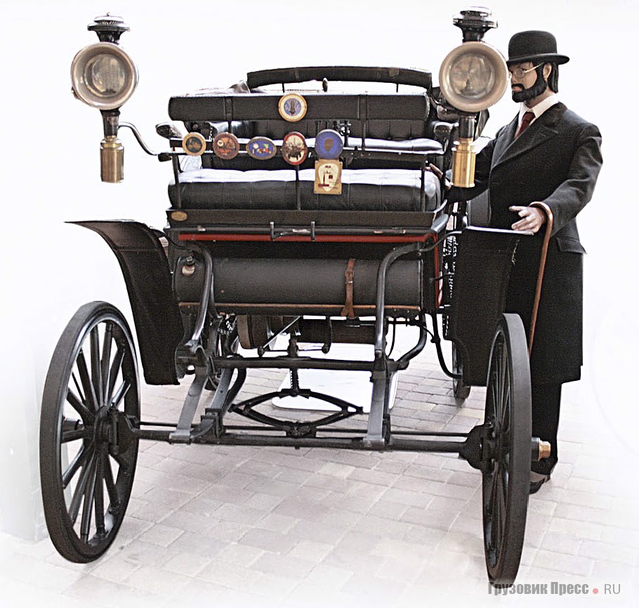 У Benz Victoria 1893 г. выпуска была рукоятка рулевого колеса, закрепленная на вертикальной колонке и управляемая системой с поворотным кулаком. Передние колеса подвешивались к неразрезному мосту на двойных эллиптических рессорах. Собственно кузов оставался деревянным безрамным