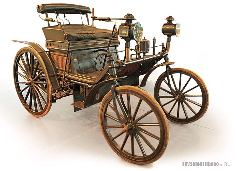 [b]1892 г. Daimler Motor-Strassenwagen[/b]<br /> Первый проданный в 1892 году автомобиль компании Daimler-Motoren-Gesellschaft. Покупателем стал султан Марокко по имени Мулла Хасан I, правивший с 1873 по 1894 г. Он был первым монархом, пересевшим с конного экипажа на автомобиль. Двигатель: 2-цилиндровый рабочим объемом 762 см[sup]3[/sup] мощностью 2 л.с. при 700 мин[sup]–1[/sup]. Скорость – 22 км/ч. Годы выпуска: 1892–1895, всего произведено 12 экземпляров