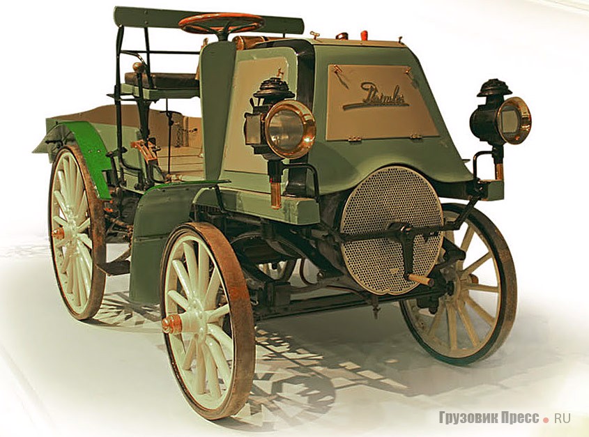 [b]1899 г. Daimler Motor-Geschaftswagen[/b]<br /> Такие компактные открытые автомобили, способные перевозить 500 кг груза, были разработаны в Германии в конце 1896 года. Завод Даймлера начал собирать их с 1897 года, а продажу доверил фирме Benz & Cie. Автомобиль с узкой и короткой бортовой платформой комплектовали двухцилиндровым мотором Phönix рабочим объемом 1527 см[sup]3[/sup] мощностью 5,6 л.с. при 720 мин[sup]-1[/sup]. Максимальная скорость составляла 16 км/ч