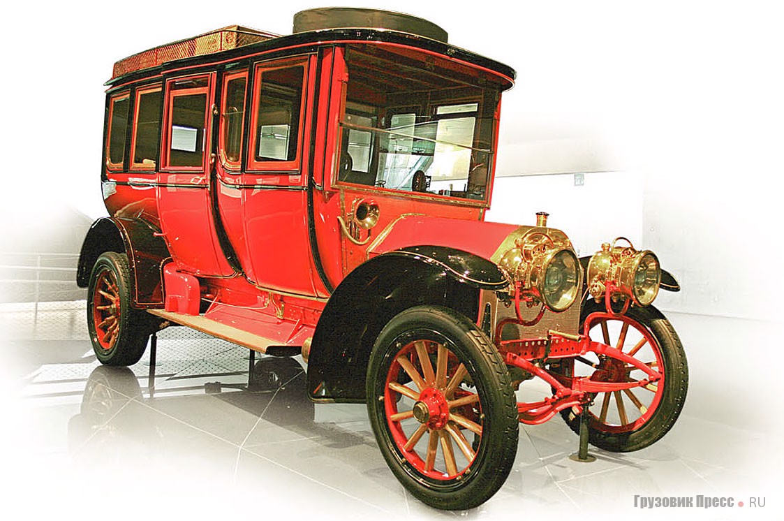 [b]1904 г. Mercedes Simplex 60 PS Reiselimousine[/b]<br /> Прообраз автобусов, топ-модель гаммы Mercedes начала ХХ века была создана в 1903-м и выделялась панорамным остеклением и комфортабельным салоном. Были версии с укороченной колесной базой и несколькими вариантами кузовов. Эта модель принадлежала Эмилю Еллинеку и использовалась для путешествий. Оснащена 4-цилиндровым двигателем объемом 9236 см[sup]3[/sup] мощностью 60 л.с. при 140 мин[sup]-1[/sup]. Simplex 60 PS развивал 80 км/ч. Недостатком считалось внушительное потребление моторного масла