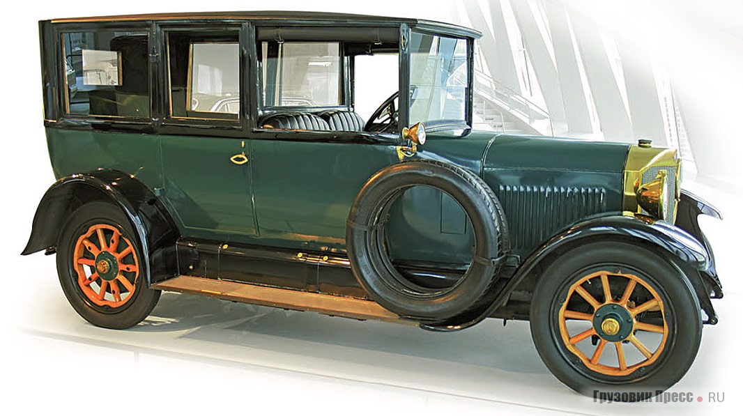 [b]1923 г. Benz 10/30 PS[/b]<br /> Выпускался с закрытым и открытым кузовом. Активно использовался как коммерческий транспорт: в качестве туристского автомобиля, полицейской машины, медицинской помощи, катафалка. Двигатель 4-цилиндровый бензиновый рабочим объемом 2614 см[sup]3[/sup] мощностью 30 л.с. при 2000 мин[sup]-1[/sup]. Максимальная скорость – 78 км/ч. Годы производства 1921–1926. Точное количество выпущенных машин неизвестно