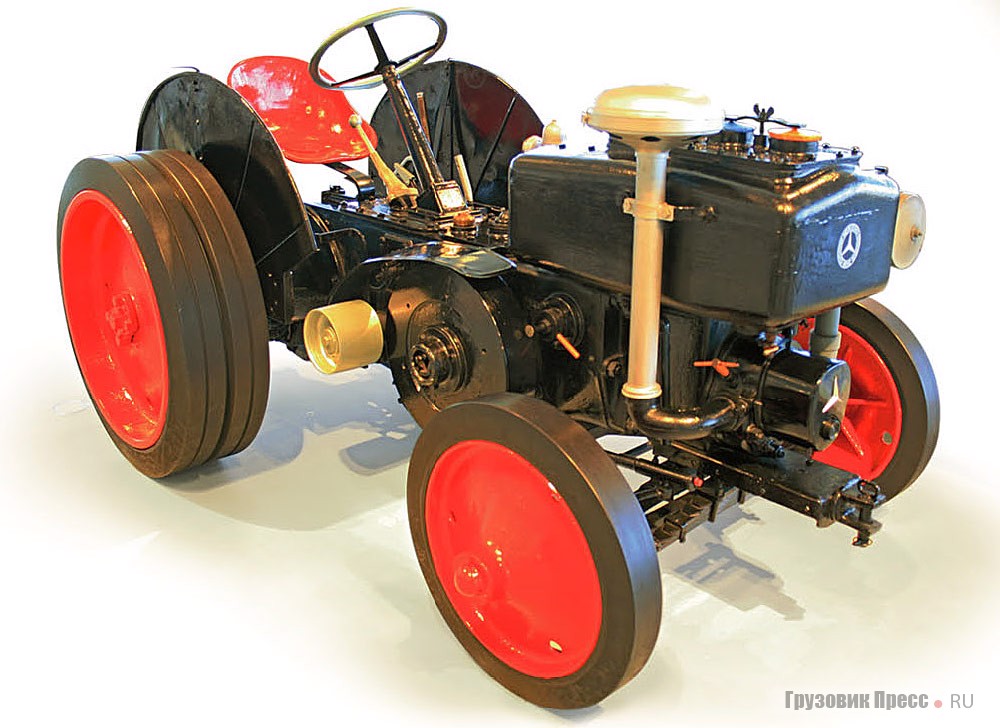 [b]1928 г. Mercedes-Benz Dieselschlepper Typ OE[/b]<br /> Дорожный трактор, чей первый показ состоялся на заводе в Мангейме. Его одноцилиндровый мотор рабочим объемом 4241 см[sup]3[/sup] мощностью 26 л.с. при 800 мин[sup]-1[/sup] стал легендой. Мог двигаться со скоростью 12 км/ч, причем при полном отсутствии резины, на стальных ободах. Был снят с производства только в 1935 году