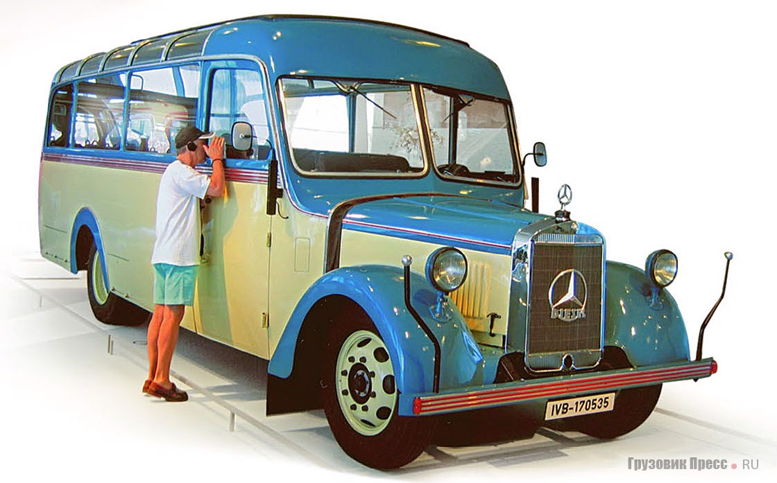 [b]1940 г. Mercedes-Benz O 2600 touring coach with soft-top[/b]<br /> Выпускался со складной брезентовой крышей в Гаггенау. Экспортировался в Аргентину, Южную Африку и Китай. Двигатель 4-цилиндровый объемом 4942 см[sup]3[/sup] мощностью 70 л.с. при 2000 мин[sup]-1[/sup]. Вместимость – 25 пассажиров. Скорость – 72 км/ч. Годы производства: 1935–1940