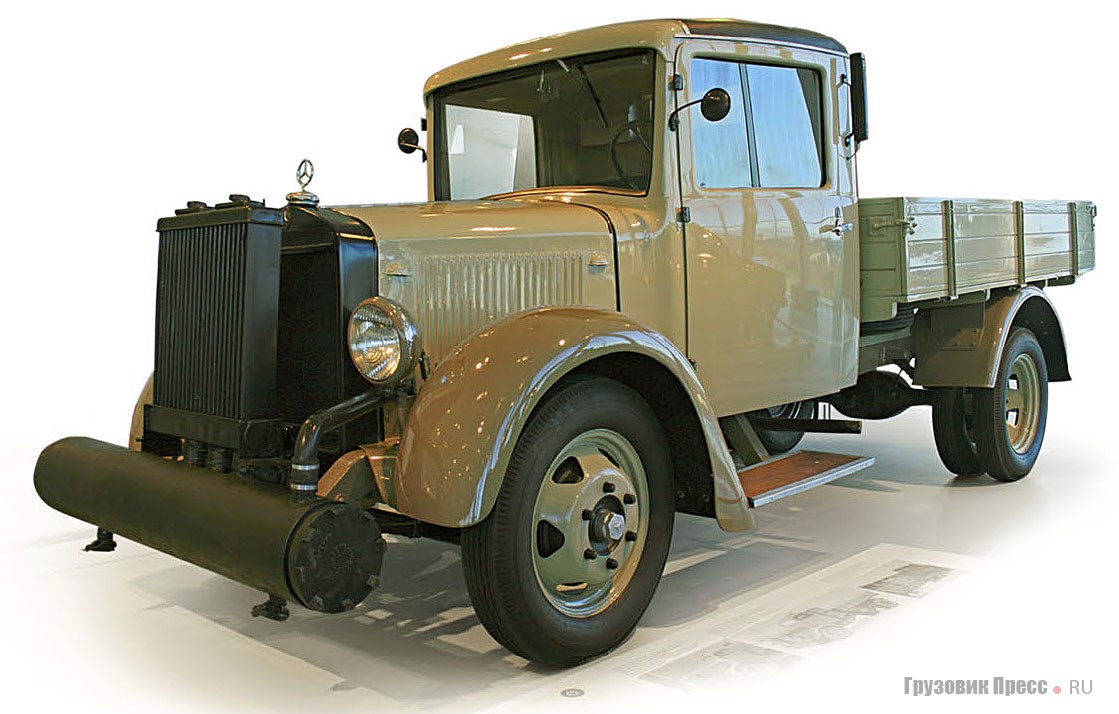 [b]1937 г. Mercedes-Benz L 1500 Holzvergaser[/b]<br /> Легкий газогенераторный грузовик, способный перевозить 1300 кг груза. Его производство было прекращено в 1941 году, а до этого времени завод выпустил 2585 автомобилей. Машина использовалась и после Второй мировой войны, когда бензин был в дефиците. Двигатель 6-цилиндровый рядный объемом 2229 см[sup]3[/sup] мощностью 40 л.с. при 2800 мин[sup]-1[/sup]. Максимальная скорость – 65 км/ч