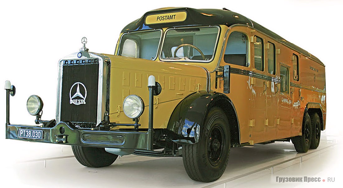 [b]1938 г. Mercedes-Benz О 10 000 mobiles Postamt[/b]<br /> Возил пассажиров и грузы. В годы Второй мировой войны работал в почтовом ведомстве Австрии: между Зальцбургом и Веной. Позднее переоборудован в мобильный почтамт, использовался на фестивале в Зальцбурге. Имел 47 сидячих мест и зону для 23 стоящих человек. Полная масса – 18 т. Двигатель 6-цилиндровый рядный объемом 11197 см[sup]3[/sup] мощностью 150 л.с. при 1700 мин[sup]-1[/sup]. Cкорость – 65 км/ч. Годы выпуска: 1937–1941, серия – 386 штук