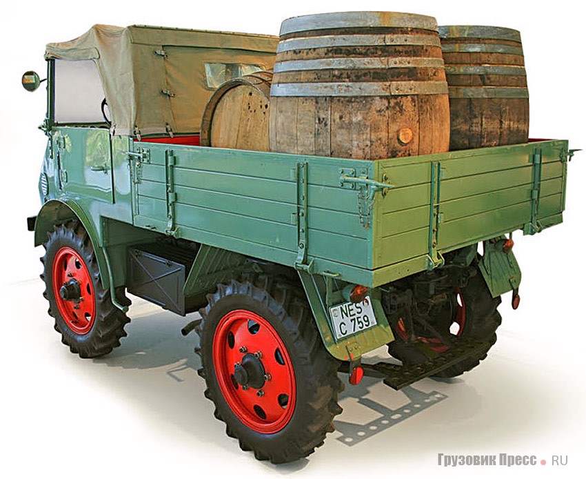 [b]1949 г. Unimog 25 PS[/b]<br /> Первая серийная модель Universal-Motor-Gerats. Разработана в послевоенной Германии в 1945 году. С 1949 года выпускалась на предприятии братьев Борингер в Гоппингене, а с 1951 года – на заводе Mercedes-Benz в Гаггенау. При скорости 6 км/ч была способна буксировать до 40 т груза. Двигатель 4-цилиндровый рядный, объемом 1697 см[sup]3[/sup] мощностью 25 л.с. при 2350 мин[sup]-1[/sup]. Максимальная скорость – 50 км/ч. В 1949–1956 гг. произведено 16 850 экземпляров