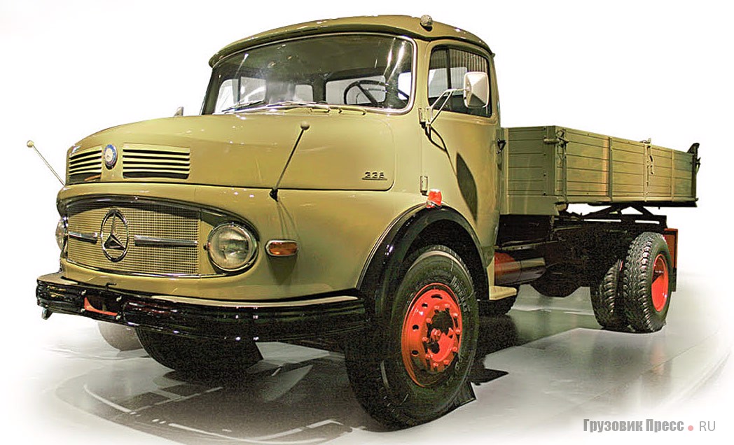 [b]1960 г. Mercedes-Benz LK 338 Kipper[/b]<br /> Самосвал одной из ранних моделей серии LK 338, увидевшей свет в 1959 году. Индекс LK означал Lastwagen (грузовик) и Kipper (самосвал). В моторном отсеке был 6-цилиндровый рядный двигатель рабочим объемом 10809 см[sup]3[/sup] мощностью 180 л.с. при 2200 мин[sup]-1[/sup]. Грузоподъемность машины – 7500 кг, максимальная скорость – 75 км/ч. Самосвал выпускали до 1976 года