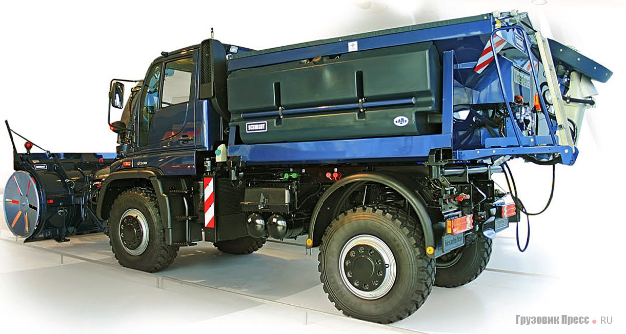 [b]2004 г. Mercedes-Benz Unimog U500 Winterdienstfahrzeug[/b]<br /> Имеет мосты портального типа, полноприводную трансмиссию, короткую колесную базу. В качестве машины для уборки улиц зимой U500 выпускают с марта 2000 года. Машина способна убрать 1600 кг снега в час. Двигатель: 6-цилиндровый рядный рабочим объемом 6374 см[sup]3[/sup] мощностью 279 л.с. при 2200 мин[sup]-1[/sup]. Максимальная скорость (85 км/ч) ограничена электроникой