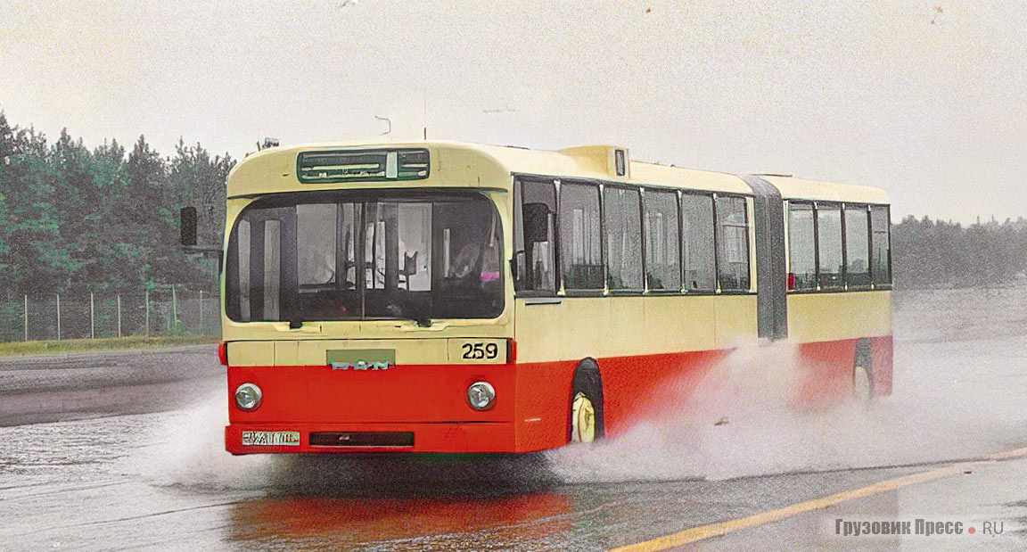 Автобус MAN SG 240H проходит испытания на сцепление на мокрой поверхности