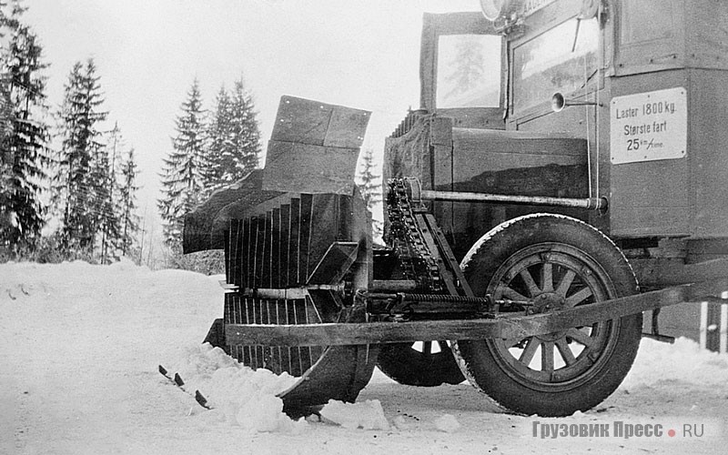 Снегоочиститель конструкции норвежского дорожного мастера Ивара Хёгсвена испытывали в 1927–1928 годах в Лаагендалене. Метательный механизм представляет собой поперечный цепной транспортёр с закреплёнными на нём скребками. Устройство установлено на 1,8-тонном грузовике Traffic. Фирма Traffic Motor Truck Corporation существовала в Сент-Луисе (штат Миссури) с 1917 по 1929 год