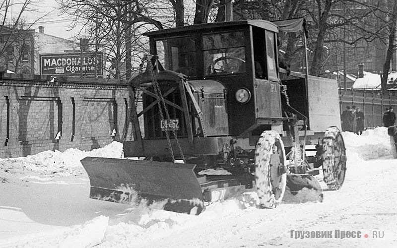 Первый плужный снегоочиститель, вышедший на улицы Торонто в 1923 году. В кузове установлены два штурвала, с помощью которых оператор опускал и поднимал плуги. Шасси – полнопривод­ное, Walter Motor Truck, Inc. из города Лонг Айленд, штат Нью-Йорк