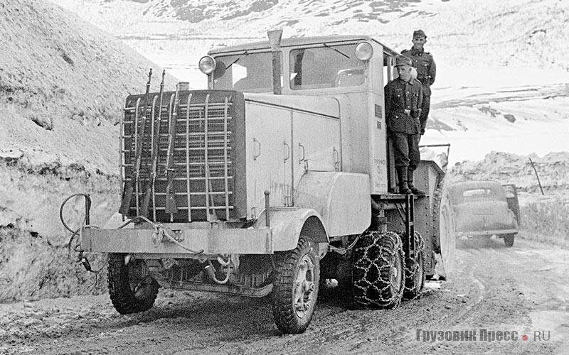 Дизель-электрический снегоуборочный комбайн DEP образца 1941 года, производства швейцарской фирмы Fa. Peter, Liestal AG. Использовался в годы Второй мировой войны германской строительной организацией Тодта для расчистки дорог в Норвегии и Финляндии. Привод активного рабочего органа осуществляется напрямую от дизеля (18 л, 8 цил., 165 л.с.), а тележку ведущих колёс вращают два бортовых электромотора мощностью по 30 кВт каждый, получая ток от генератора (70 кВт, 220 В). Рабочая скорость комбайна – от 0,2 до 20 км/ч, ширина захвата снежного пласта – 2950 мм, высота – до 1,2 м