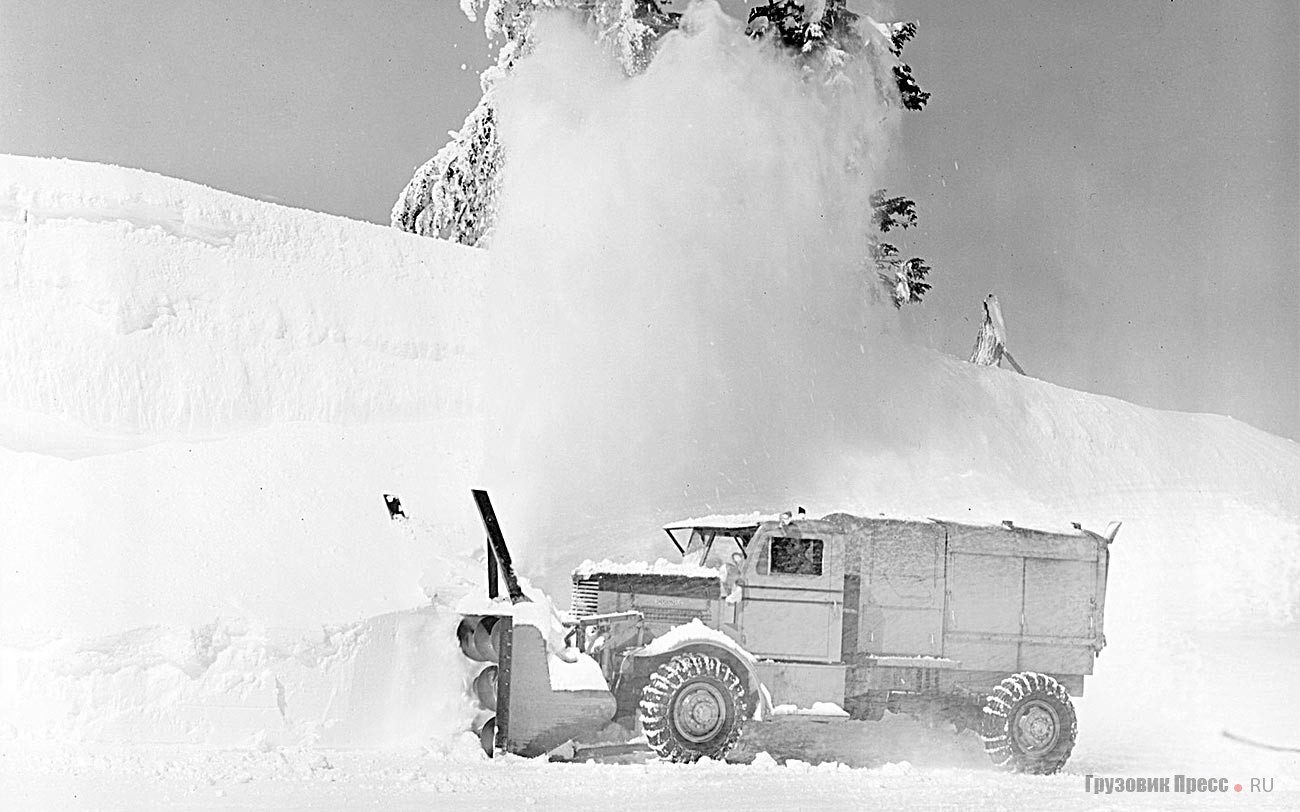 Легендарный Sno-Go – шнекороторная снегоуборочная машина компании Klauer Manufacturing из города Дубик (штат Айова). Способен расчищать снежный пласт толщиной до 2 м и шириной 2,5 м. В годы войны «сноги», как их у нас называли, поступали в СССР по ленд-лизу. Использовались главным образом для расчистки взлётно-посадочных полос, в том числе на знаменитом перегонном маршруте АлСиб. В СССР SnoGo поставлялся на шасси Chevrolet, Dodge, Ford, FWD, International M-5H-6. Всего было запрошено 43 шнеково-роторных снегоочистителя марок SnoGo и Sicard. Сколько из них доплыло до портов назначения, неизвестно