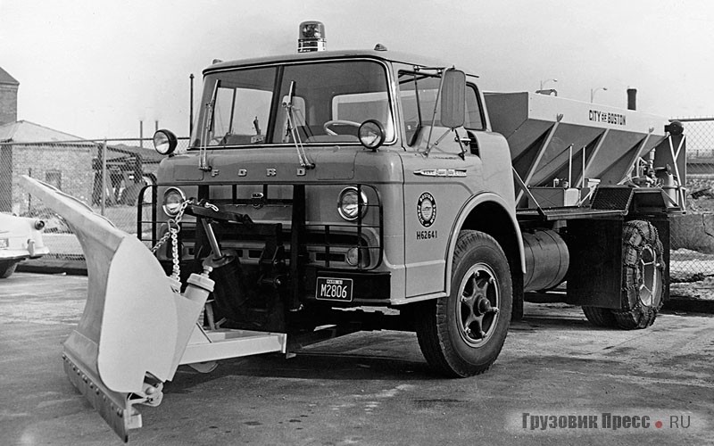 Комбинированная дорожная машина (КДМ) мэрии Бостона на шасси Ford C1100 Super Duty (1961 год). «Форды» C-Series стали одной из самый долгоиграющих серий в истории: их делали 33 года, с 1957 по 1990 год. Это была первая модель Ford с откидываемой кабиной. Она во многом вдохновила конструкторов и дизайнеров ЗИЛа в 1964 году на создание собственного первого бескапотника ЗИЛ-Э169А