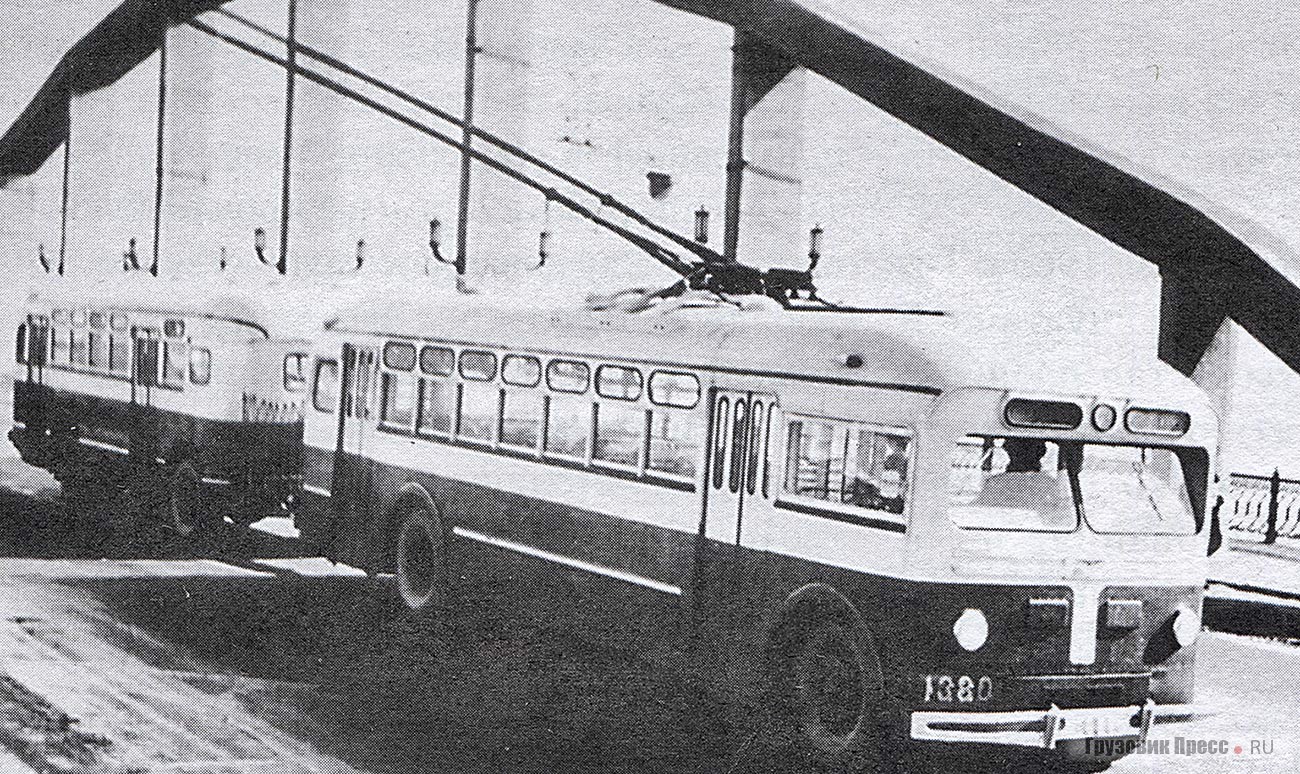 Троллейбус МТБ-82 с прицепом, переделанным из списанного автобуса ЗИС-155, на Хорошёвском мосту