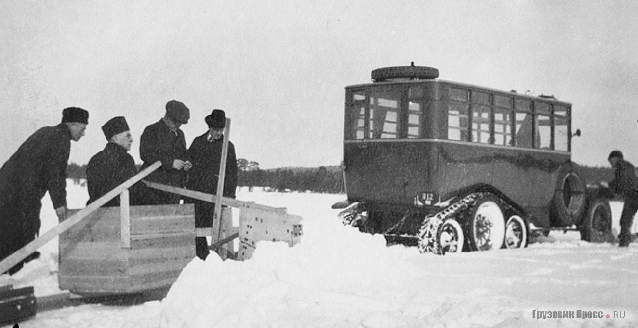 Испытания прицепного плуга-волокуши в Норвегии, 1925 г. От внешних гребней на резиновой ленте отказались в пользу внутренних. На ведущих колёсах установлены расширители