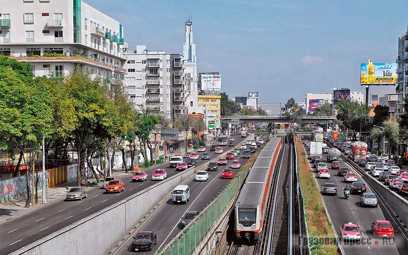 С появлением в Мехико метро, многие улицы и проспекты стали похожи друг на друга за счёт выведенного на поверхность железнодорожного полотна. Ярко-розового цвета машины – это такси, которых больше всего в столице