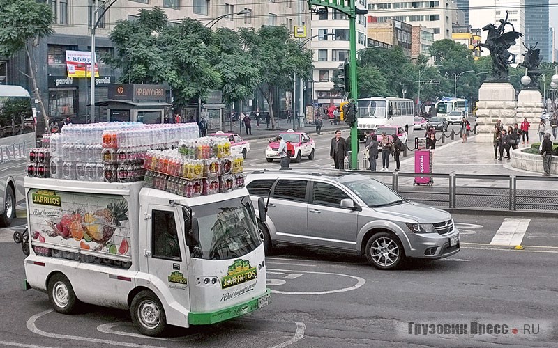 Для перевозки фруктовых напитков в Мехико используются электрокары с кузовом фургон