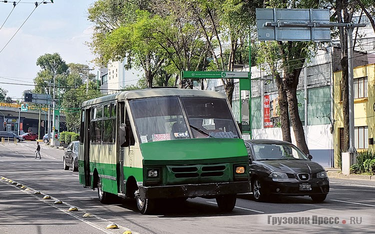 Задняя дверь в маршрутках всегда открыта. Это своего рода кондиционер, которого в салоне AYCO нет, а днем в городе температура воздуха достигает 25 градусов даже зимой