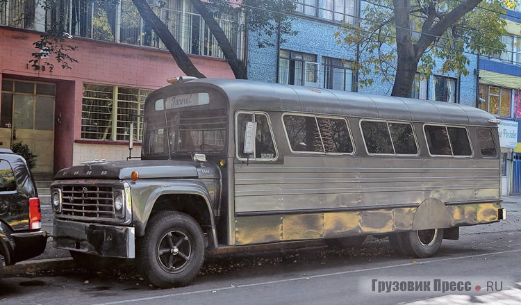 Ритуальный автобус DINA-Capre Convencional (шасси Ford B-600, выпускавшийся в Мексике в 1974–1979 гг.) похоронной службы, о чём свидетельствует надпись Funeral