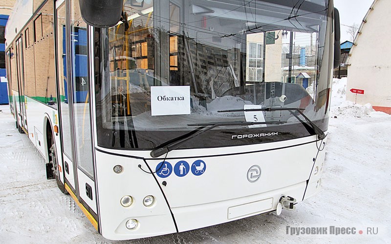 Внешне новый троллейбус отличается от автобуса МАЗ по накрышному обтекателю…><br /> …и собственной лаконичной эмблеме