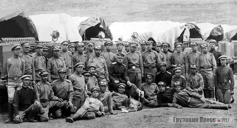Офицер и нижние чины 10-й автомобильной роты около своих машин «Джеффери Квад». Кавказский фронт, Персия, 1917 г.