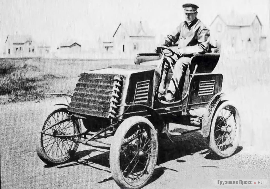 Чарльз Т. Джеффери за рулём опытного автомобиля Rambler модели A. 1901 г. Стоит обратить внимание на левое расположение руля, что в то время было новшеством. На серийных моделях революционное решение отменили, баранку заменили привычным для американцев рулевым рычагом, установленным для управления справа, затем – баранка справа, а позднее – снова баранка слева