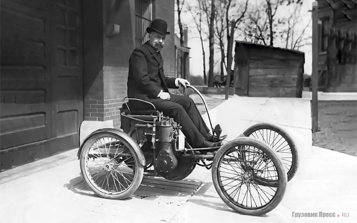Томас Джеффери за рычагом управления своего первого автомобиля Rambler. 1897 г.