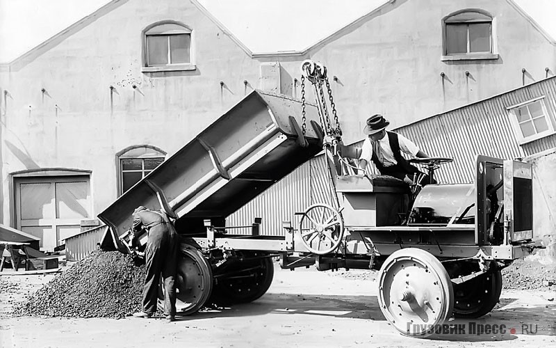 Самосвал с ручным приводом подъёмного механизма на базе Jeffery Quad. 1914 г.