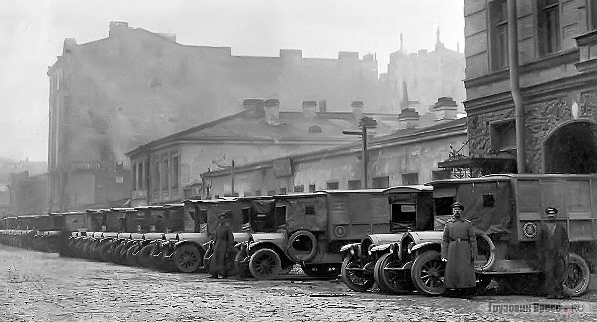 Санитарные автомобили Jeffery Type 1016 из состава санитарного взвода 1-й запасной автомобильной роты в ожидании поезда с ранеными около Варшавского вокзала в Петрограде. Ноябрь 1917 г.